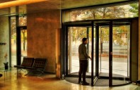 Ușa rotativă – Soluția de acces pentru facturi mai mici la energie pentru clădirile mari
