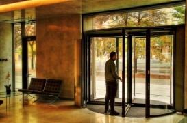 Ușa rotativă – Soluția de acces pentru facturi mai mici la energie pentru clădirile mari