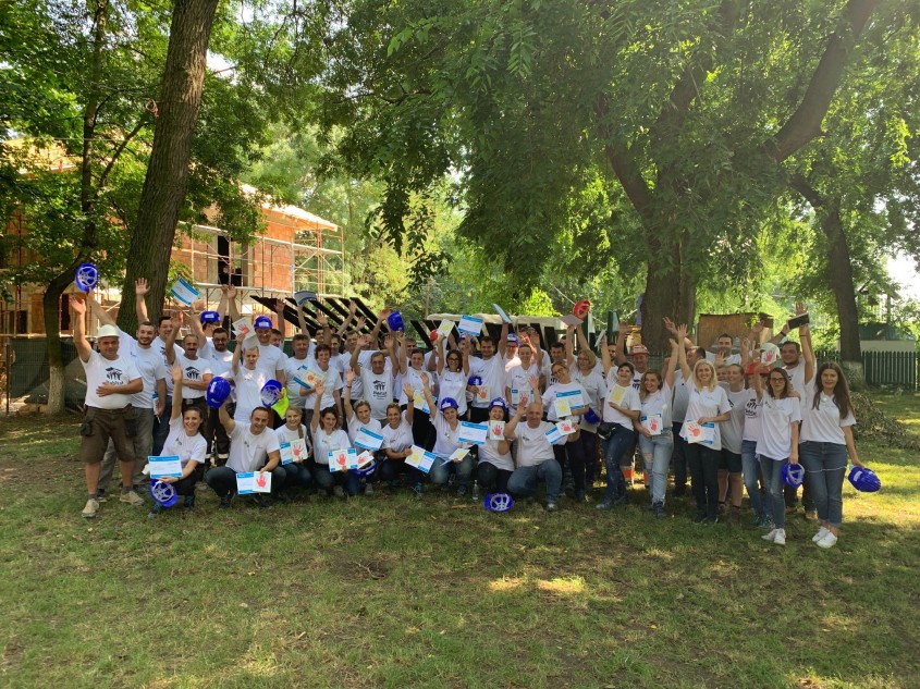 Saint-Gobain se implică alături de Habitat for Humanity România în construcţia centrului comunitar de la Buftea