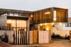 O locuință în care betonul se combină cu sticla și lemnul de esență locală