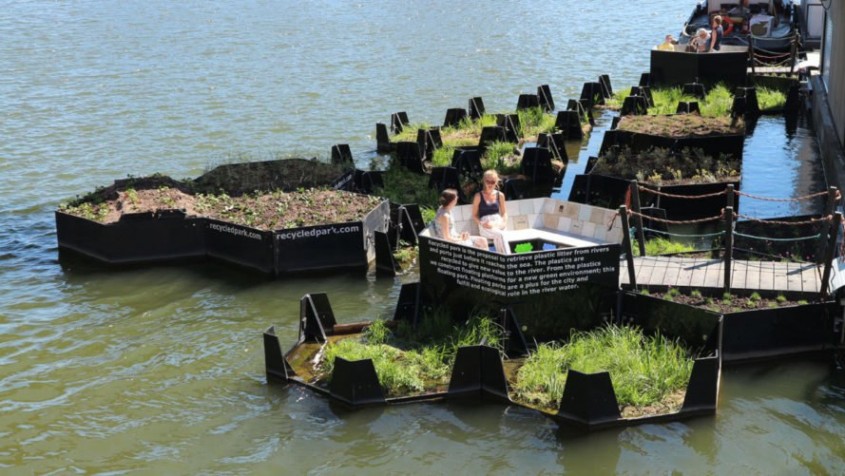 Un parc plutitor făcut în întregime din plastic reciclat