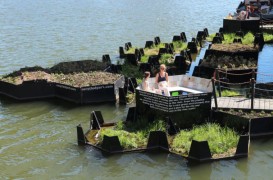 Un parc plutitor făcut în întregime din plastic reciclat