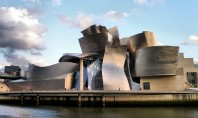 Clădiri care au schimbat lumea - Muzeul Guggenheim din Bilbao Cladirea Muzeului Guggenheim din Bilbao revine