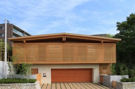 Un perete secționat din lemn cu rolul de a delimita spațiul din casă