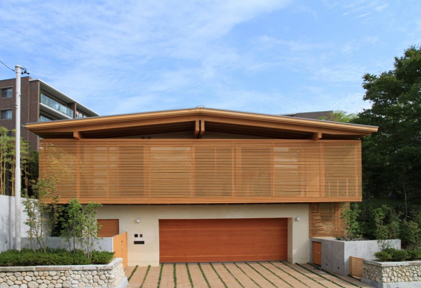 Un perete secționat din lemn cu rolul de a delimita spațiul din casă