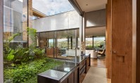 O casă construită în jurul unei grădini tropicale Aceasta locuinta moderna se contopeste perfect cu peisajul