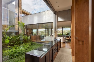 O casă construită în jurul unei grădini tropicale