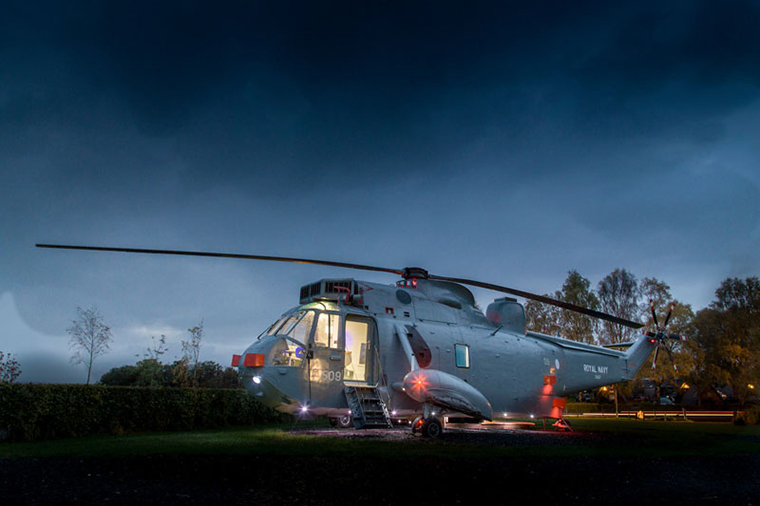 Interiorul unui elicopter militar a fost transformat într-o cameră unică de hotel