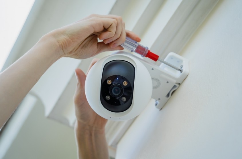 Ghid pentru camere de supraveghere exterior profesionale: instalarea conform legii, pas cu pas