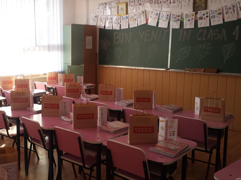VELUX România donează rechizite pentru elevii clasei I dintr-o școală din Călărași