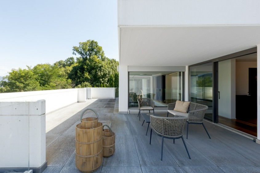 Uși glisante de exterior: design modern și spațiu folosit inteligent