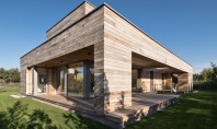 O casă cu o geometrie simplă îmbrăcată în lemn de cedru Aceasta casa care este aproape