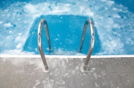 Cât încă nu e prea târziu: ți-ai pregătit piscina exterioară pentru iernat?
