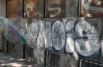 Cum îndepărtăm inscripțiile graffiti nedorite de pe fațade