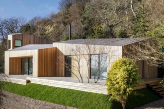 Casa de coastă, "ruptă &icirc;n două" de o alunecare de teren
