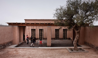 Gradinita construita din caramizi nearse o oaza de racoare in climatul marocan Arhitectii Dorian Vauzelle si