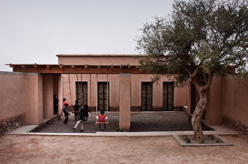 Gradinita construita din caramizi nearse, o oaza de racoare in climatul marocan