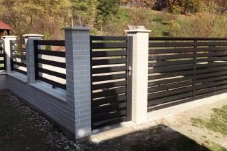 Porți și garduri din aluminiu pentru împrejmuiri exterioare – Soluții durabile și elegante de la SABITERM