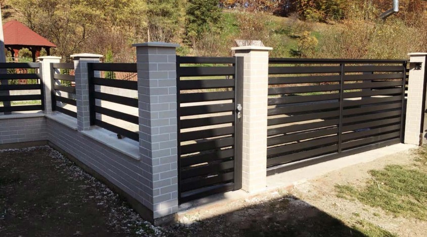 Porți și garduri din aluminiu pentru împrejmuiri exterioare – Soluții durabile și elegante de la SABITERM