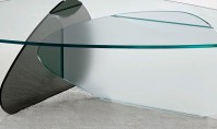 Un decor modern și luminos folosind mobilierul din sticlă securizată O cameră cu mobilier din sticlă