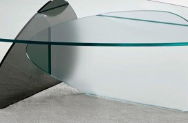 Un decor modern și luminos, folosind mobilierul din sticlă securizată
