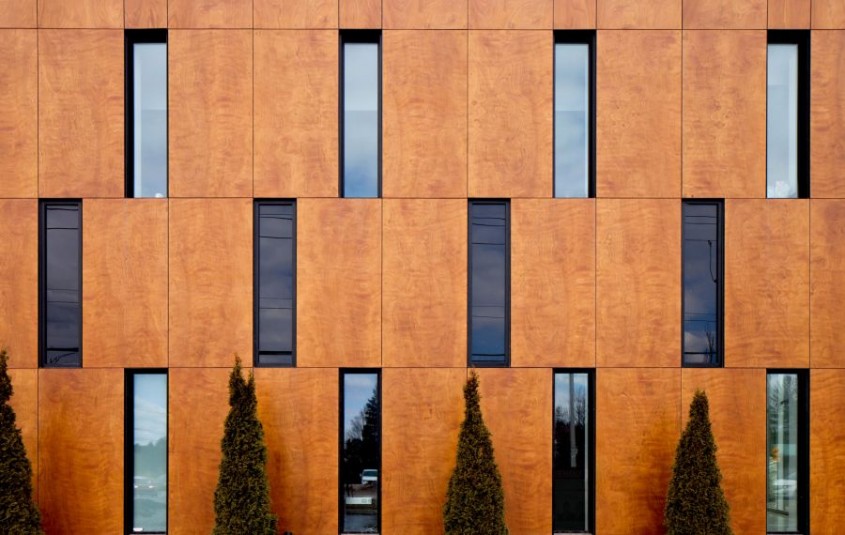 HPL cu finisaj din lemn natural, materialul ce oferă naturalețe estetică și unicitate pentru fațadă