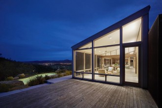 O casă alimentată de soare a fost construită cu lemnul unei structuri din 1970
