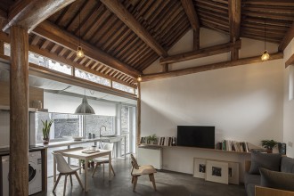 Un spațiu minimal, reconfigurat pentru a funcționa ca o locuință