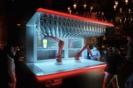 Un arhitect a construit un robot care poate prepara orice băutură în câteva secunde