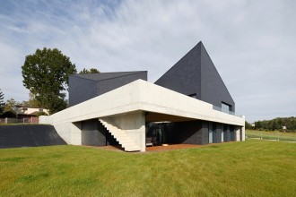 O casă compusă dintr-o serie de volume ce oferă perspective spre peisaj