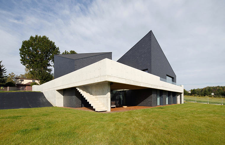 O casă compusă dintr-o serie de volume ce oferă perspective spre peisaj