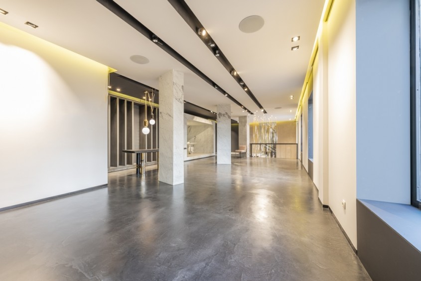 Stucco Floor în amenajările open space: continuitate vizuală și senzație de spațiu extins