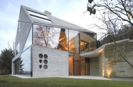 O casă deosebită, din sticlă și materiale reciclate