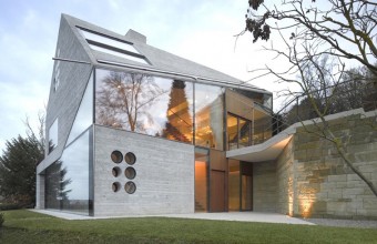 O casă deosebită, din sticlă și materiale reciclate