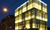 Clădire ventilată natural licărește în soare asemeni unui miraj Cladirea de birouri din Geneva are o