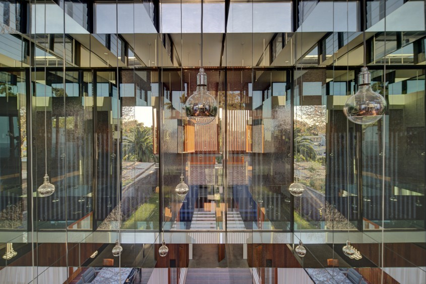 Casa Spiegel se foloseste de oglinzi pentru a-si lumina interioarele