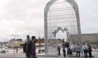 O colivie uriaşă a fost instalată în centrul oraşului Stockholm Prezentată prima oară în 2017 sculptura