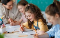 Educația prin artă: beneficiile activităților creative pentru copii
