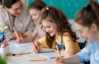 Educația prin artă: beneficiile activităților creative pentru copii