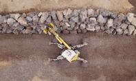 Un excavator robotic construiește un zid de piatră înalt de șase metri fără asistență umană (Video)