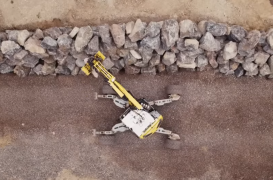 Un excavator robotic construiește un zid de piatră înalt de șase metri, fără asistență umană (Video) 