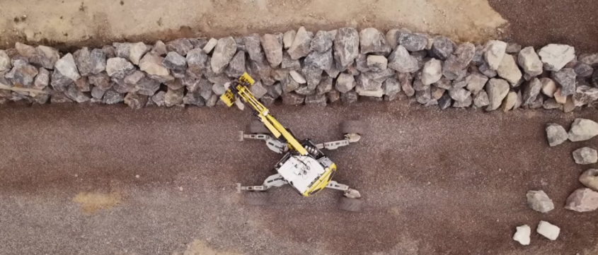 Un excavator robotic construiește un zid de piatră înalt de șase metri, fără asistență umană (Video)