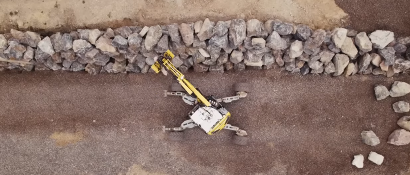 Un excavator robotic construiește un zid de piatră înalt de șase metri, fără asistență umană (Video) 