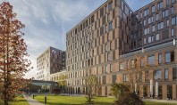 Energie solară în noua şcoală din Frankfurt Potrivit Consiliului Mondial al Cladirilor Veryi studentii obtin un