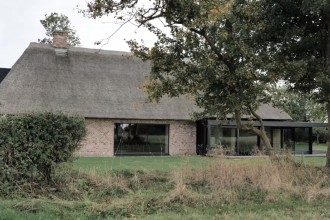 Un suflu nou pentru o casă cu acoperiş din paie veche de 120 de ani