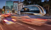 Cum arată un panou publicitar creat de arhitecta Zaha Hadid Acest panou publicitar stradal instalat recent