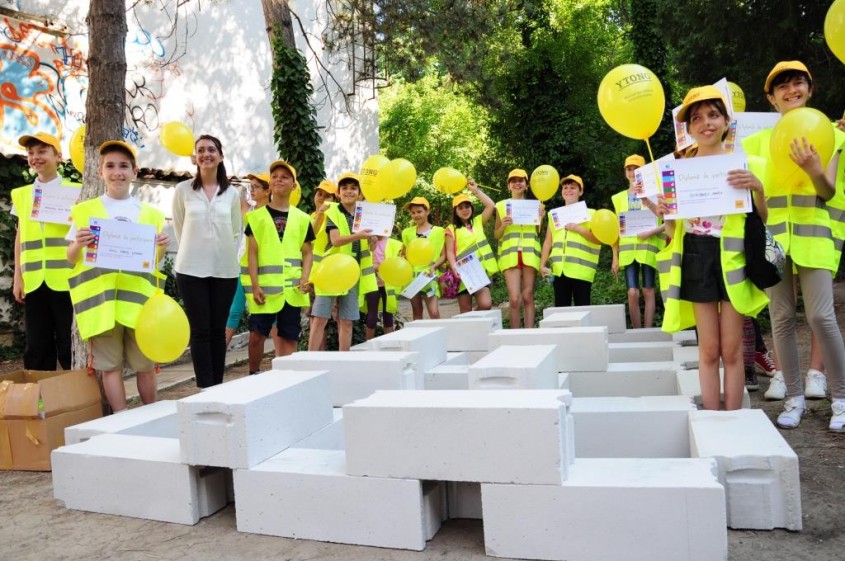 20 de elevi din Constanta au realizat in premiera un proiect de design inedit pentru curtea