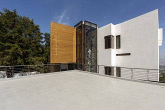 Imobil de apartamente al cărui volum respectă topografia terenului