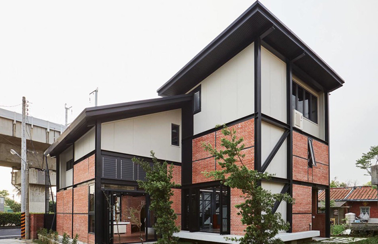 Casa alimentata cu energie solara reinterpreteaza tipologia caselor cu gradina