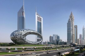 Măiestrie inginerească: Muzeul Viitorului din Dubai, un inel învăluit la propriu în poezie
